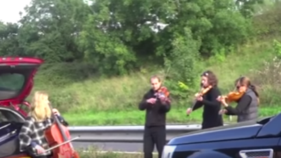 VIDEO: Concert inedit pe o autostradă