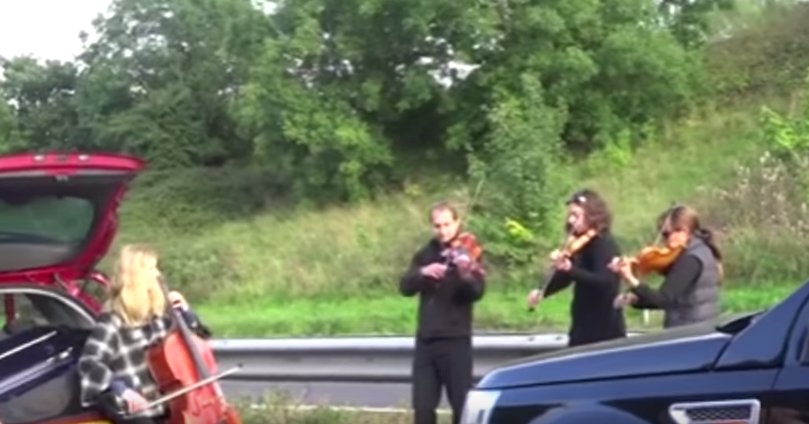 VIDEO: Concert inedit pe o autostradă