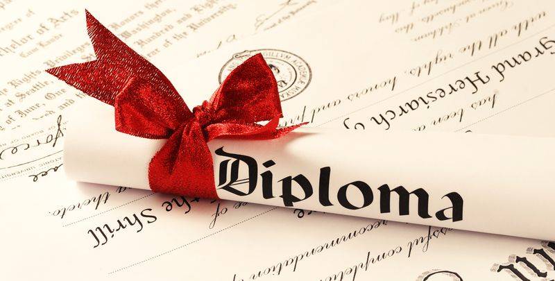 AUDIO: Universităţile particulare, în dificultate. „Fabricile de diplome” nu mai sunt şi fabrici de bani