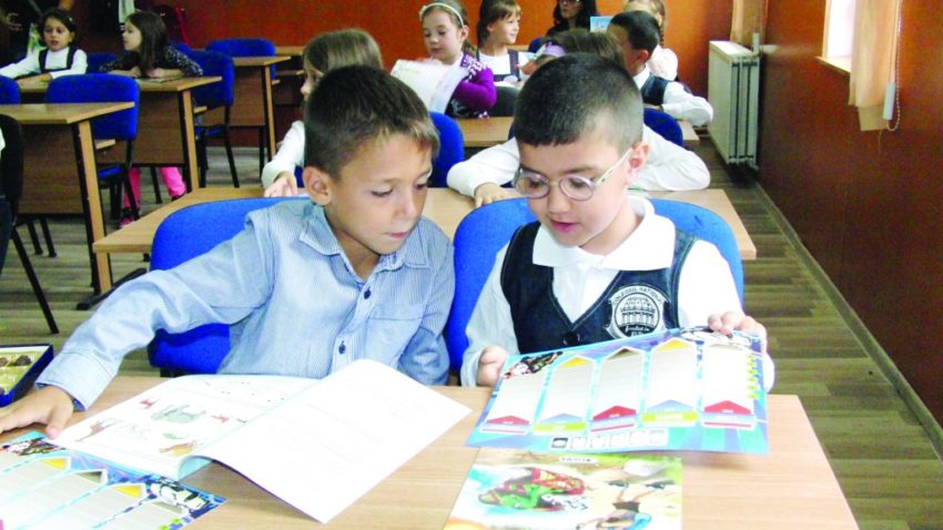 AUDIO: Elevii primesc manuale gratuite, însă părinţii tot plătesc