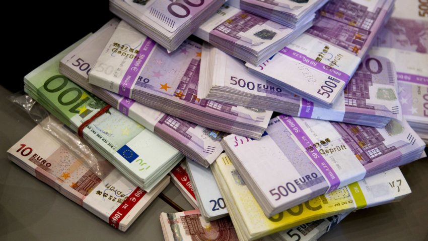 Doi constănţeni au încercat să introducă ilegal, în România, 55000 de euro