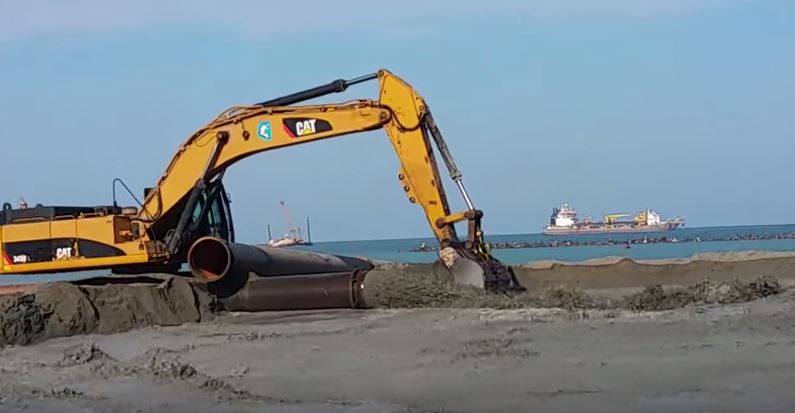 VIDEO: Cum renaşte plaja la Mamaia, din adâncul Mării Negre