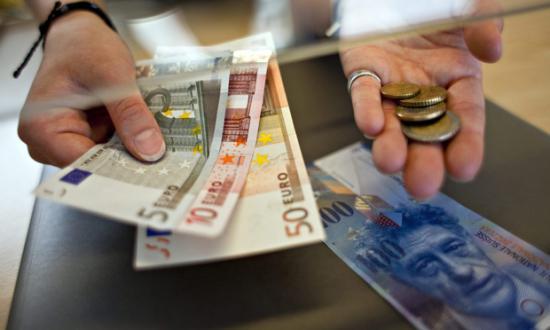 O bancă din România anunţă diminuarea ratelor în franci elveţieni