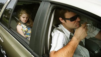 Englezii interzic fumatul în maşinile personale, dacă în interior se află minori