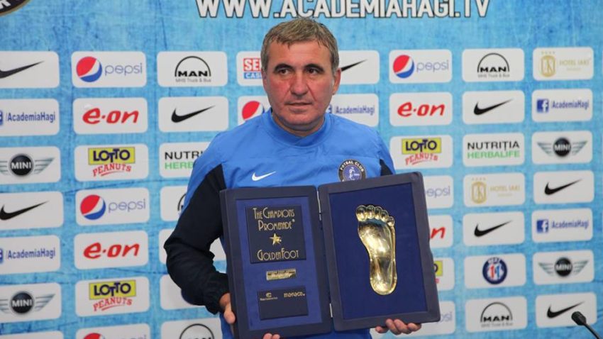 Gheorghe Hagi a prezentat ziariştilor trofeul Golden Foot
