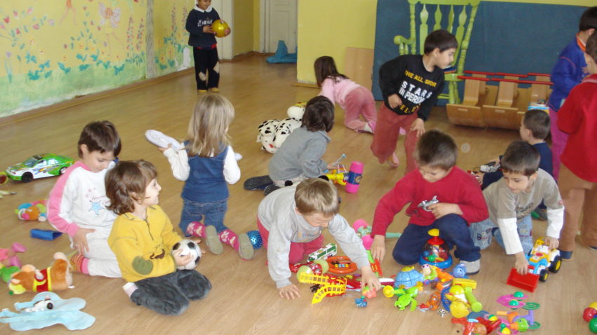 Copiii care merg la grădiniţă au rezultate mai bune la şcoală