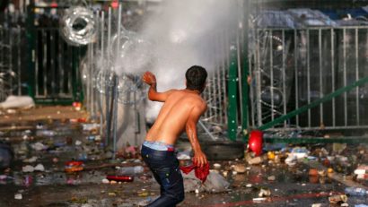 Gaze lacrimogene şi pietre, între imigranţi şi poliţiştii maghiari, „scântei” între Budapesta şi Bucureşti