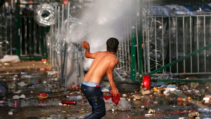 Gaze lacrimogene şi pietre, între imigranţi şi poliţiştii maghiari, „scântei” între Budapesta şi Bucureşti