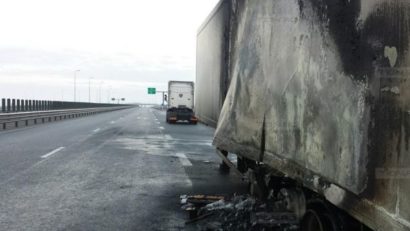 TIR în flăcări. Circulaţie întreruptă pe A2
