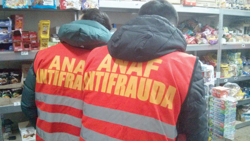 Inspector antifraudă trimis în judecată pentru luare de mită