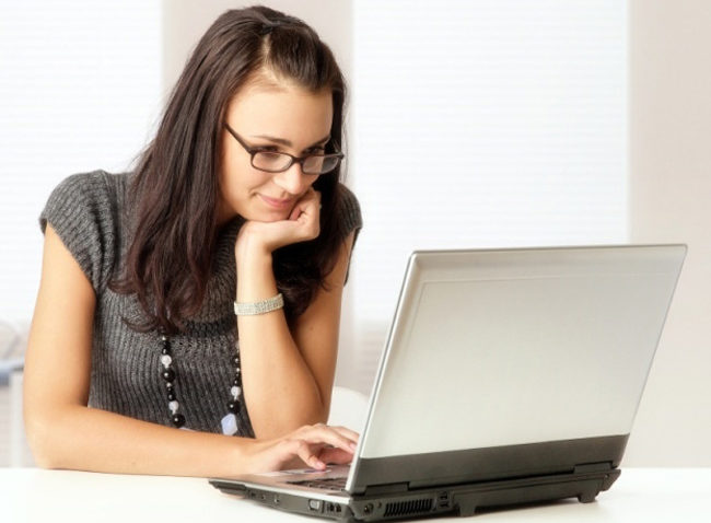 77% dintre români folosesc internetul fix de acasă pentru mesaje instant și rețele de socializare