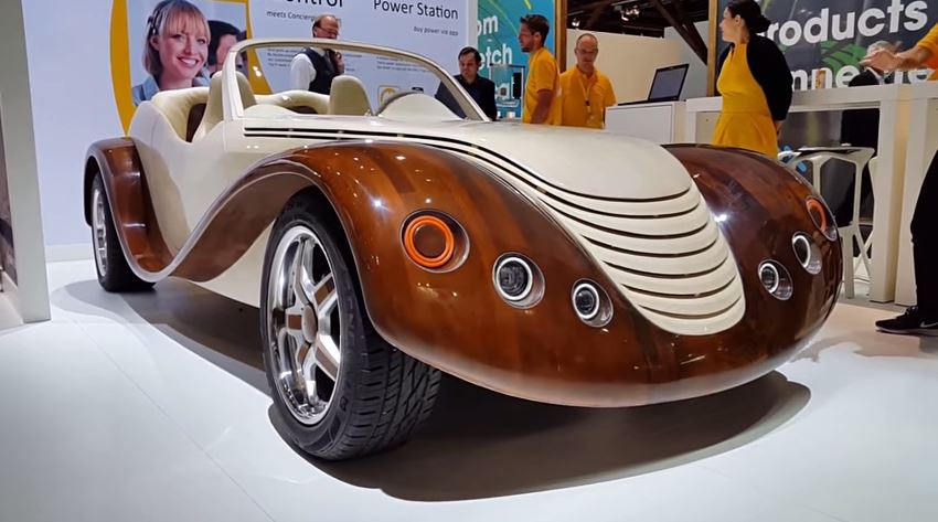 VIDEO: Julia, maşina de lemn adusă de români la Salonul Auto de la Frankfurt