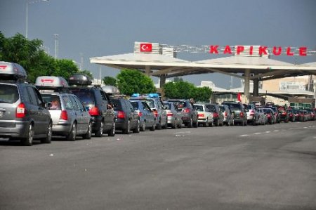 Refugiaţii sirieni blocaţi în Turcia au pornit spre Bulgaria