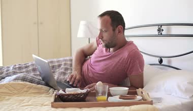 Peste jumătate din gospodăriile din România deţin cel puţin un laptop