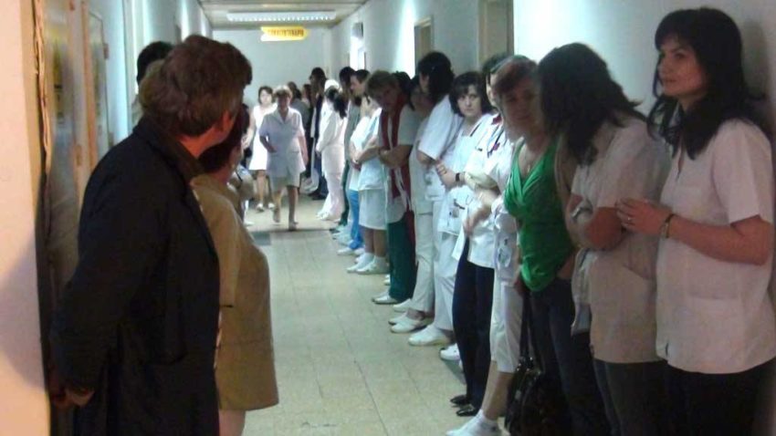 Guvernul nu vrea să legalizeze şpaga pentru medici