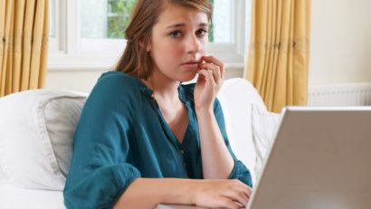 Timpul petrecut de adolescenţi în faţa ecranelor, asociat cu scăderea notelor la examene