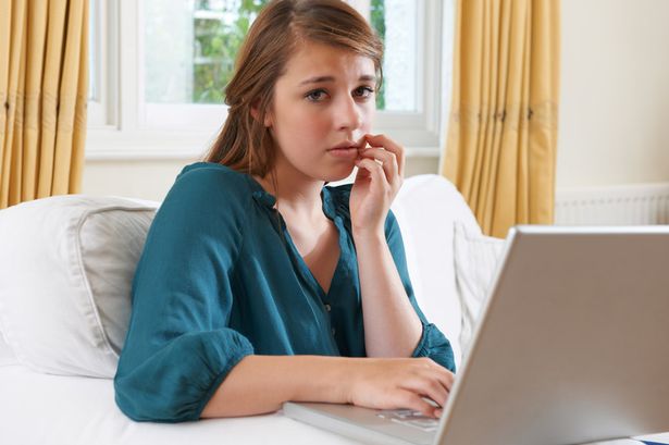 Timpul petrecut de adolescenţi în faţa ecranelor, asociat cu scăderea notelor la examene