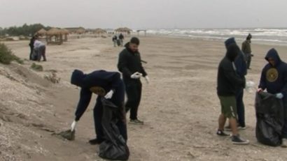 Militarii americani de la Kogălniceanu curăţă plaja din Mamaia