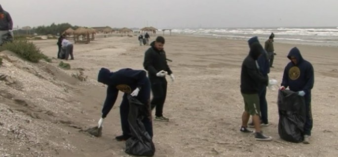 Militarii americani de la Kogălniceanu curăţă plaja din Mamaia