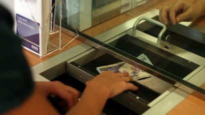 Românii întârzie mai puţin cu plata facturilor