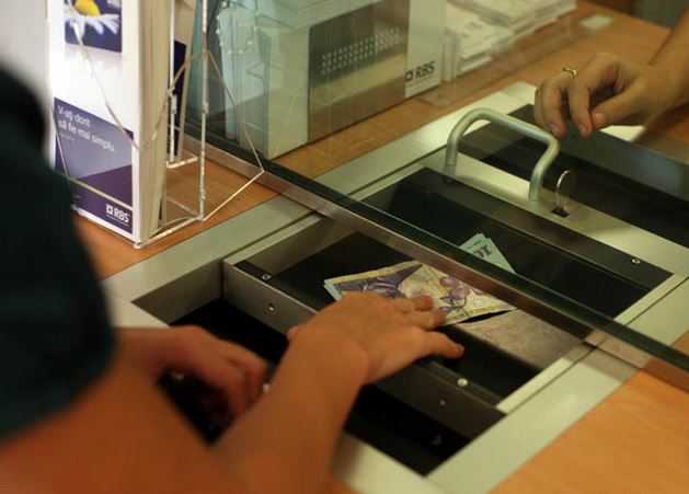 Românii întârzie mai puţin cu plata facturilor