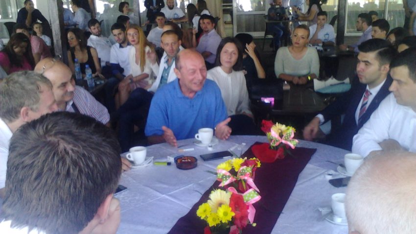 (FOTO) Traian Băsescu, în Mamaia, la Şcoala de vară a tineretului PMP