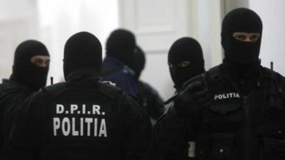 Membrii unei reţele internaţionale de traficanţi de migranţi, trimişi în judecată