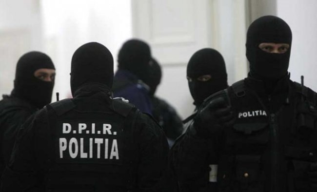Membrii unei reţele internaţionale de traficanţi de migranţi, trimişi în judecată