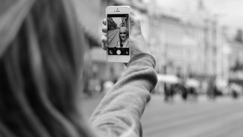 Fotografiile selfie, poarta către ospiciu sau cimitir