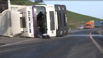 Un autotren răsturnat blochează circulaţia pe DN24B Crasna – Huși