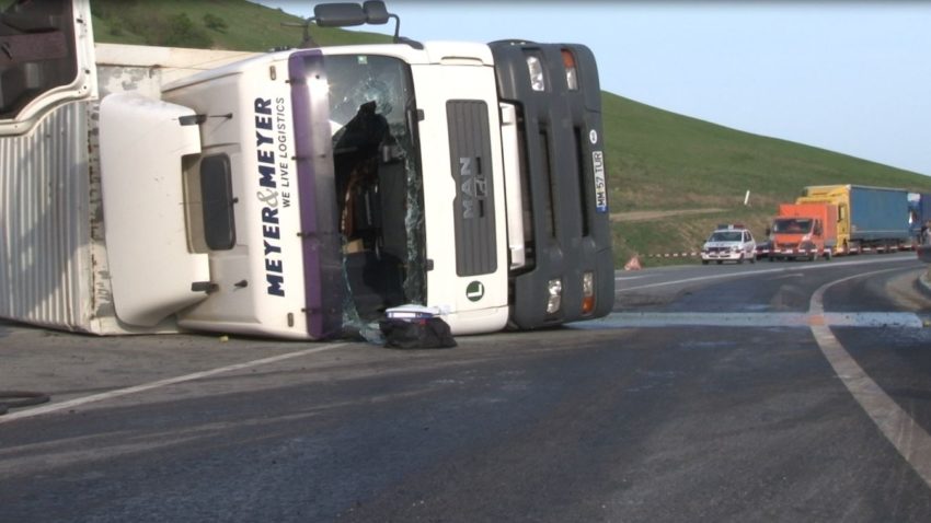 Un autotren răsturnat blochează circulaţia pe DN24B Crasna – Huși
