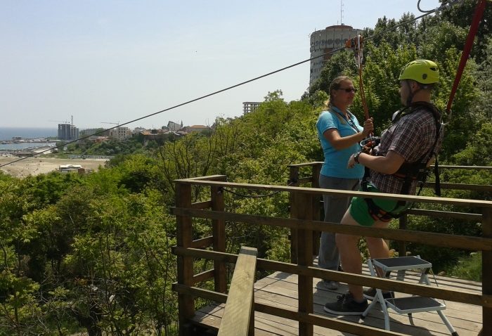Tiroliana de pe plaja Modern, distrusă de un muncitor neatent