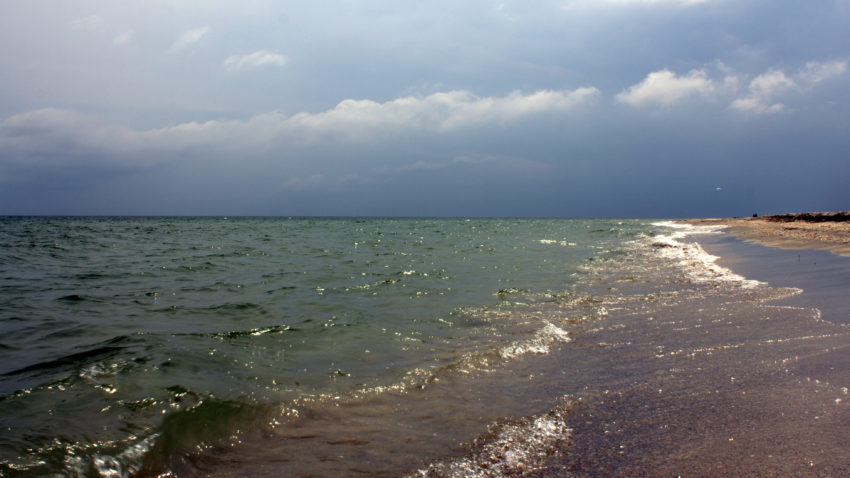 Bariere pe plaja Corbu