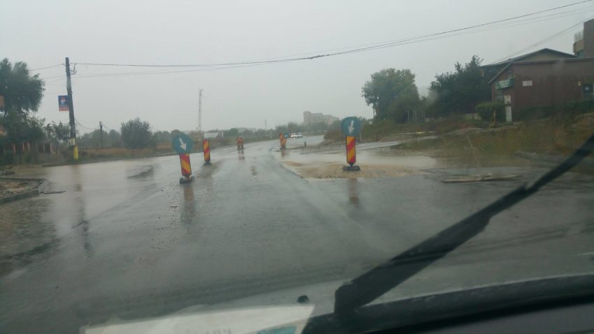 FOTOREPORTAJ: Drumul Năvodari-Mamaia sub asediul apelor