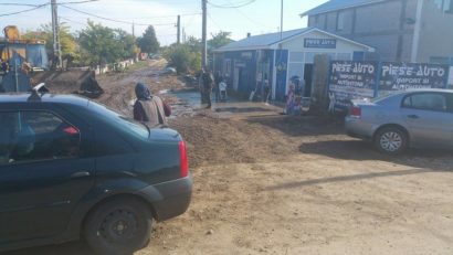 (FOTOREPORTAJ) Două case complet distruse de inundaţii la Corbu