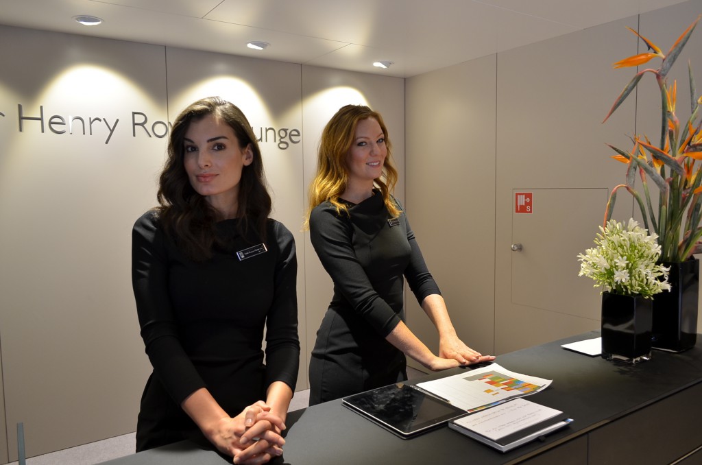 Întotdeauna zâmbitoare, minunatele gazdele feminine au dat savoare salonului