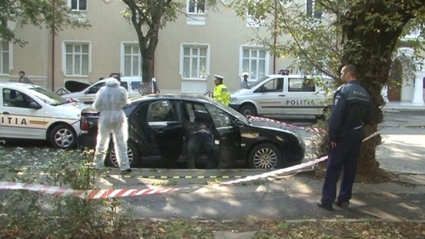 (FOTO) Un bărbat a fost găsit MORT în faţa liceului Traian