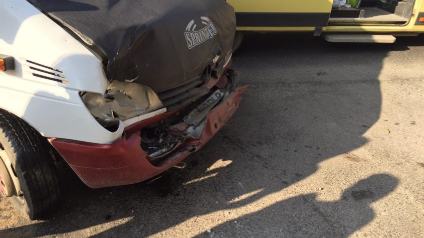 FOTO – Microbuz şcolar, implicat în accident rutier la Mihail Kogălniceanu