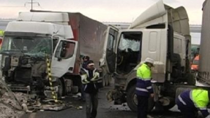 Accident între două autotrenuri