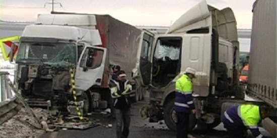 Accident între două autotrenuri