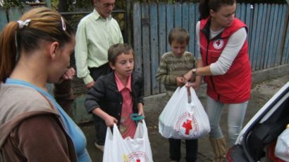 O picătură de apă în deşert. Ajutoare pentru nevoiaşi, de Ziua Internaţională de Eradicare a Sărăciei