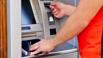 Atenţie mare când scoateţi bani de la bancomat!