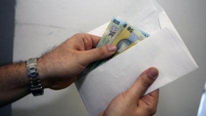 AUDIO: Azi dăm şpagă, mâine plătim onorarii