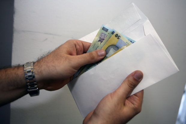 AUDIO: Azi dăm şpagă, mâine plătim onorarii