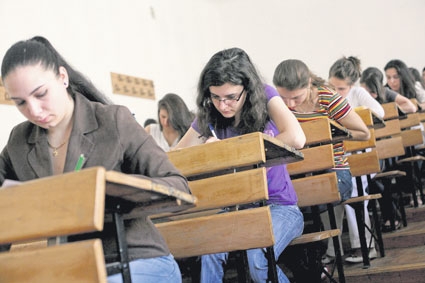 Se stabilesc cuantumurile burselor pentru elevii din Constanţa