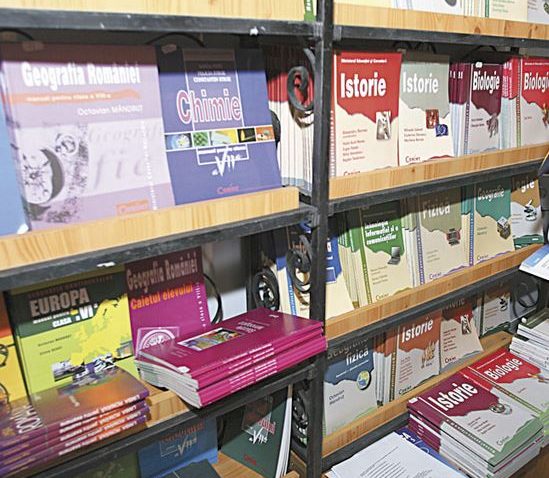 Banii pentru manualele liceenilor, în decembrie. Cererile de decont, până la 15 noiembrie