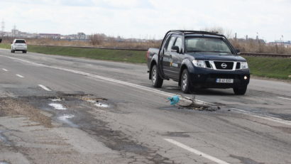 (UPDATE) Viitură pe DJ226, între Corbu şi Năvodari. Maşini blocate în apa de peste un metru!