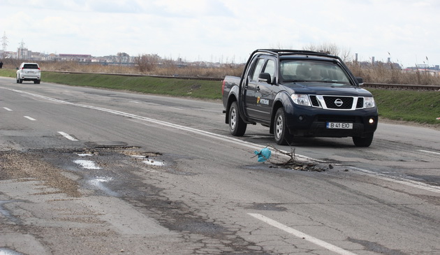 (UPDATE) Viitură pe DJ226, între Corbu şi Năvodari. Maşini blocate în apa de peste un metru!