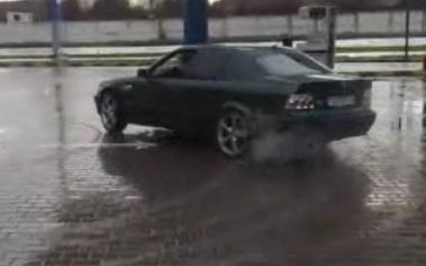 Un tânăr fără experienţă s-a răsturnat cu maşina în portul Tomis