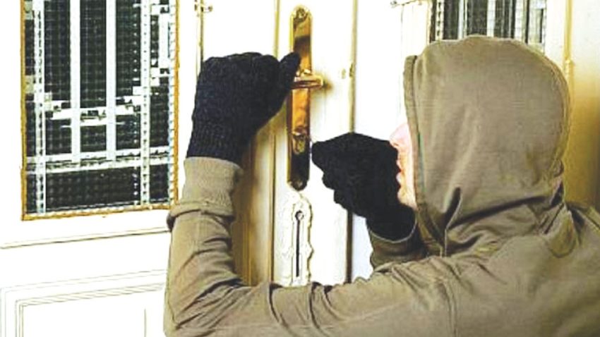 Trei bărbaţi au fost prinşi de poliţişti în timp ce spargeau o locunţă